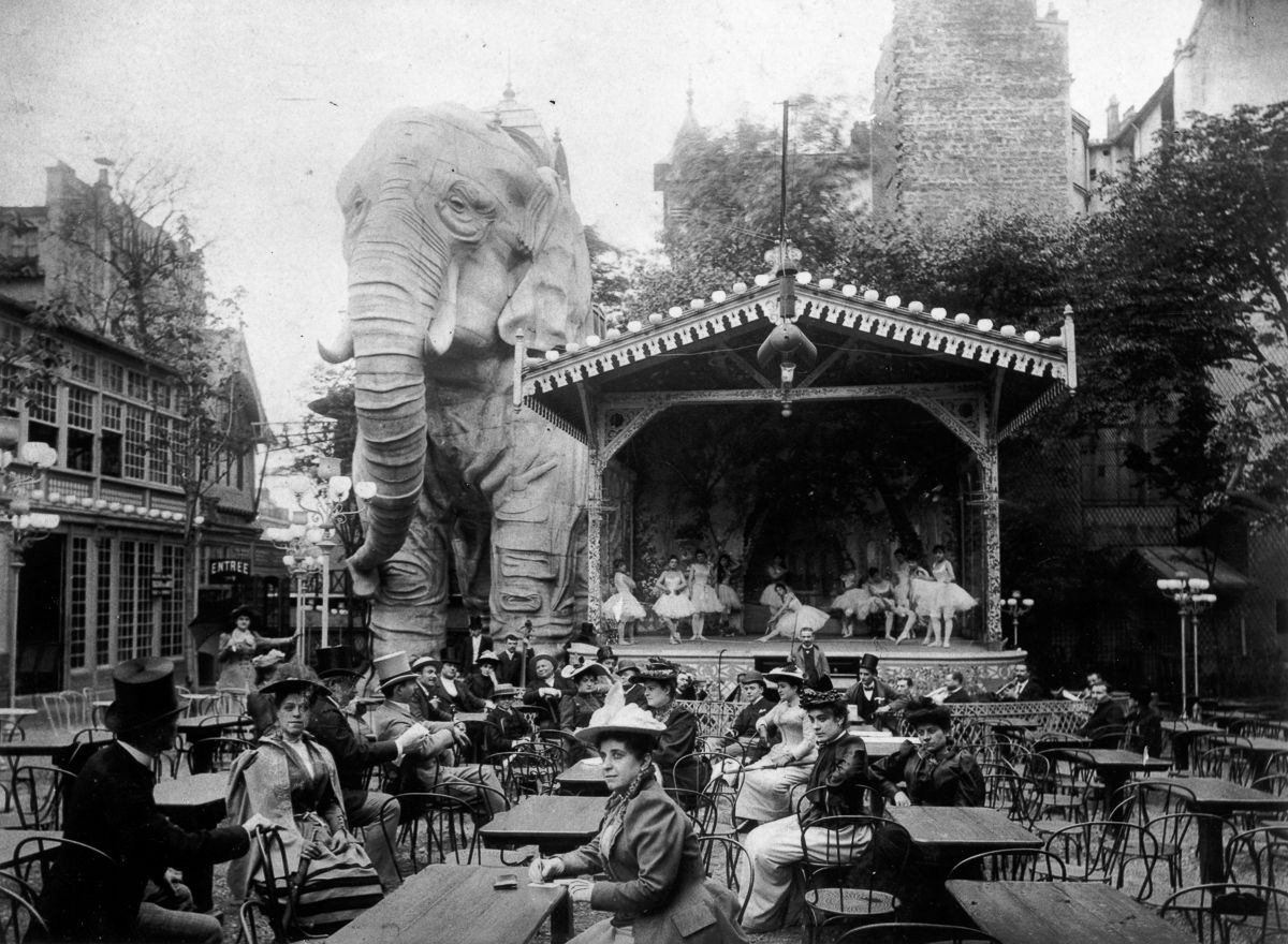 История главного кабаре в мире «Мулен Руж» в фотографиях История главного кабаре в мире «Мулен Руж» в фотографиях