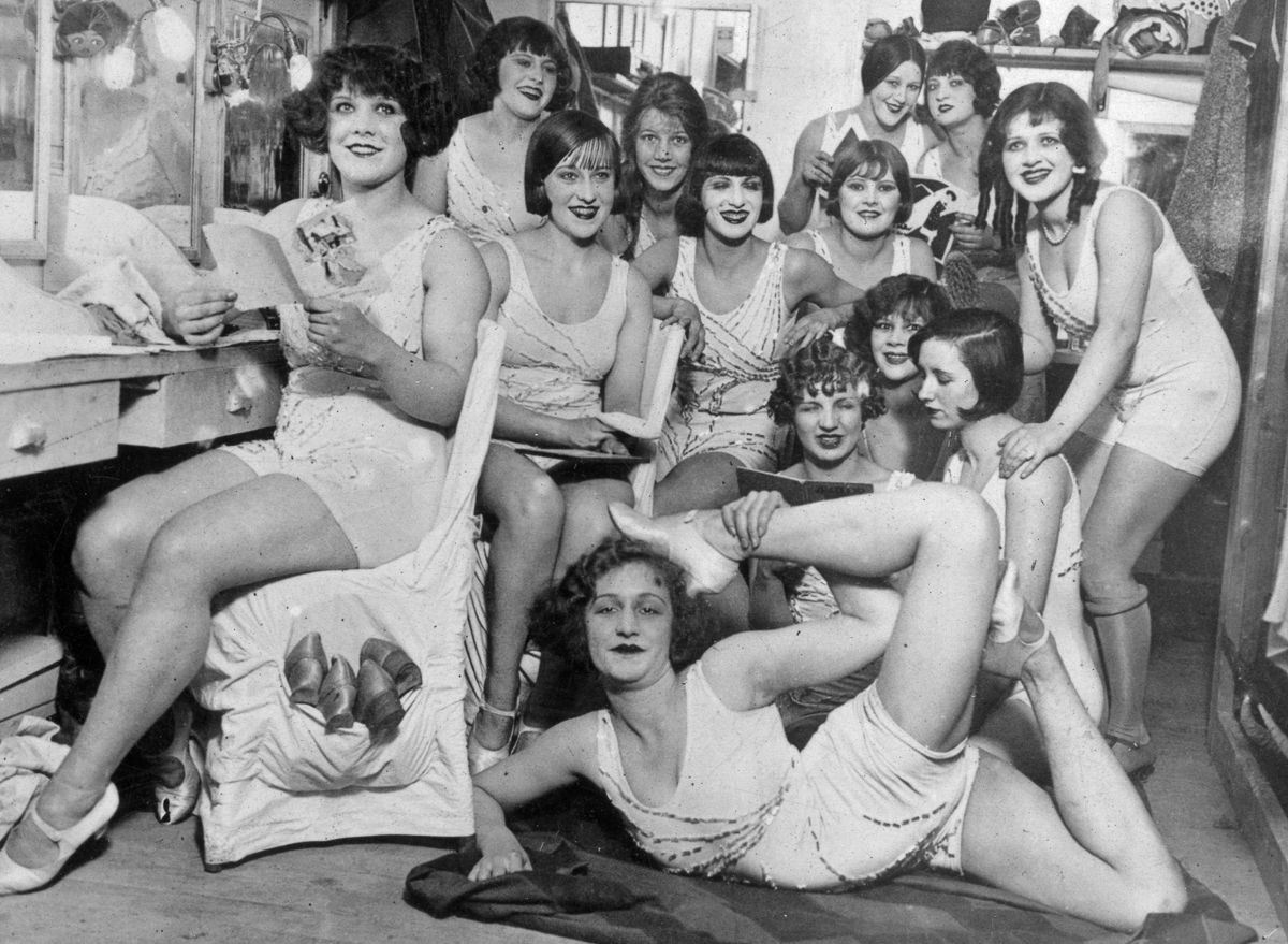История главного кабаре в мире «Мулен Руж» в фотографиях История главного кабаре в мире «Мулен Руж» в фотографиях