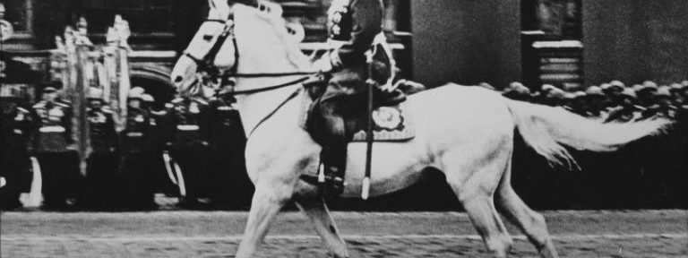 Почему Сталин не захотел принимать парад в 1945 году Почему Сталин не захотел принимать парад в 1945 году