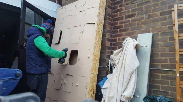 Муж сделал для своей жены гигантский рождественский календарь с настоящими подарками внутри Муж сделал для своей жены гигантский рождественский календарь с настоящими подарками внутри