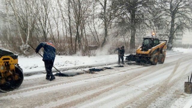 Под Тулой асфальт кладут на заснеженную дорогу