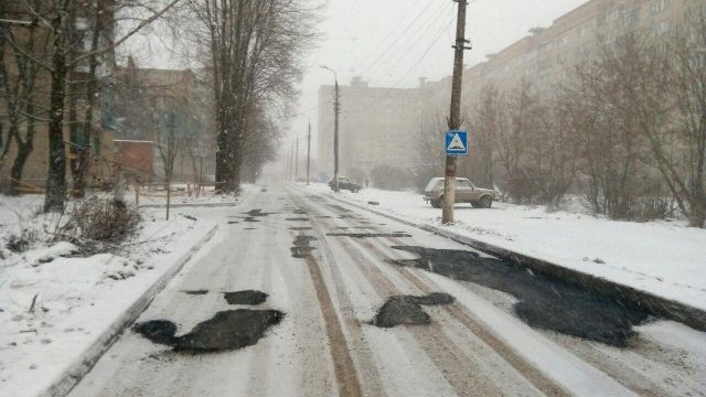 Под Тулой асфальт кладут на заснеженную дорогу