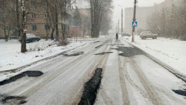 Под Тулой асфальт кладут на заснеженную дорогу