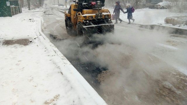 Под Тулой асфальт кладут на заснеженную дорогу