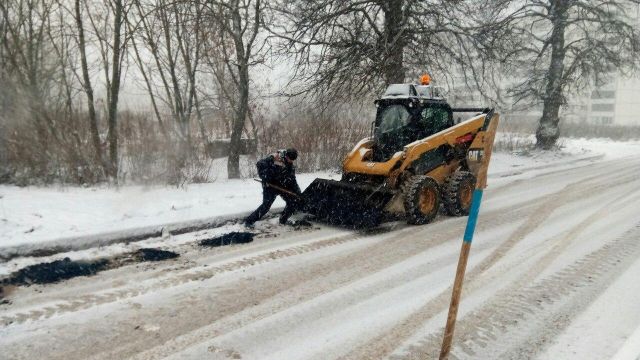 Под Тулой асфальт кладут на заснеженную дорогу