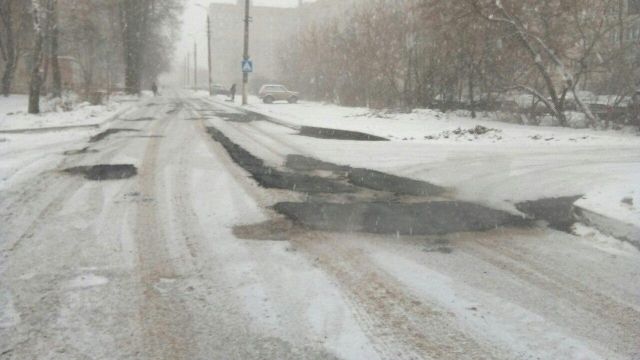 Под Тулой асфальт кладут на заснеженную дорогу