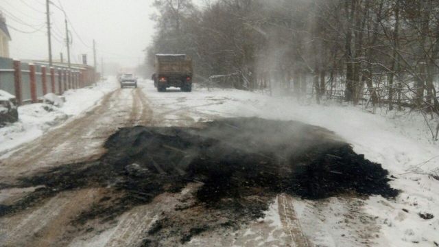 Под Тулой асфальт кладут на заснеженную дорогу