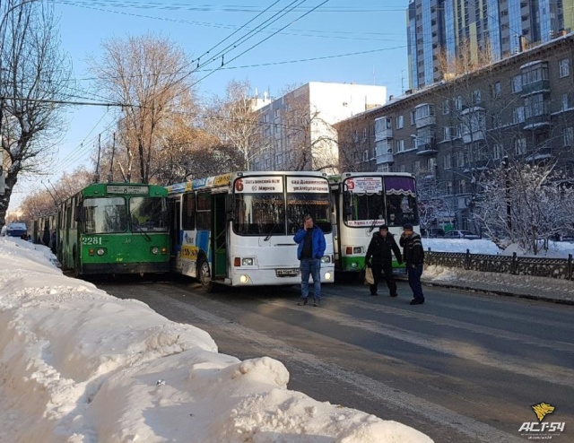 Необычный способ заблокировать одну из важных дорог в Новосибирске