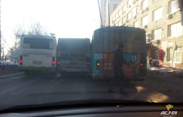 Необычный способ заблокировать одну из важных дорог в Новосибирске