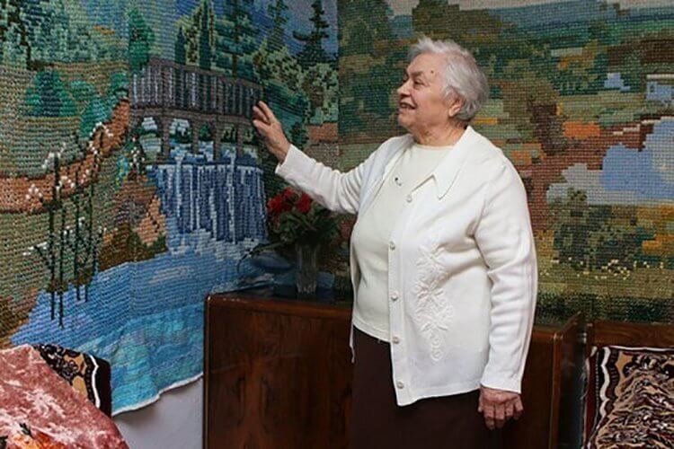 80-летняя рукодельница вышила 9-метровые обои 80-летняя рукодельница вышила 9-метровые обои