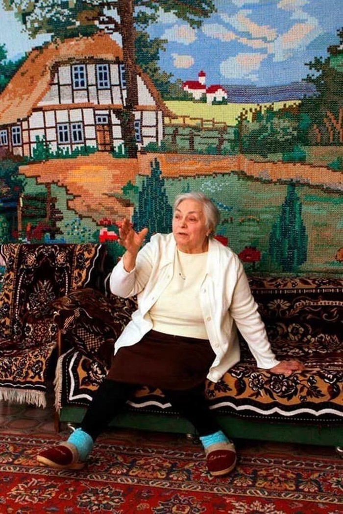 80-летняя рукодельница вышила 9-метровые обои 80-летняя рукодельница вышила 9-метровые обои