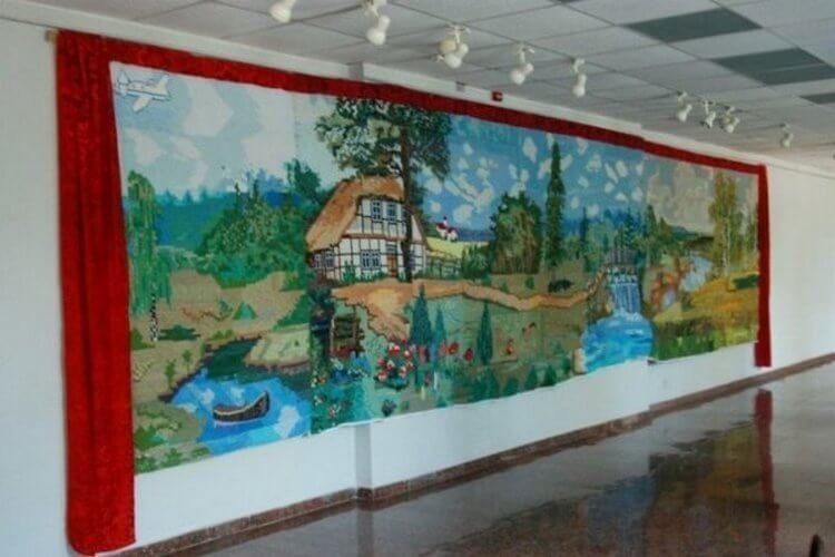 80-летняя рукодельница вышила 9-метровые обои 80-летняя рукодельница вышила 9-метровые обои