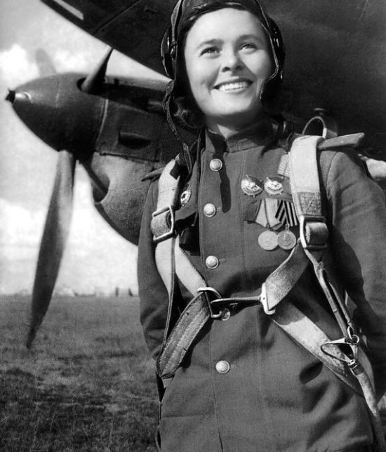Очаровательные улыбки женщин-военнослужащих Красной армии