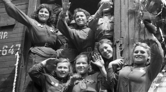 Очаровательные улыбки женщин-военнослужащих Красной армии