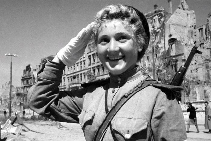 Очаровательные улыбки женщин-военнослужащих Красной армии
