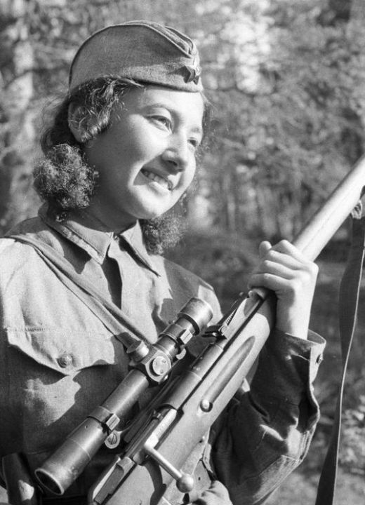 Очаровательные улыбки женщин-военнослужащих Красной армии