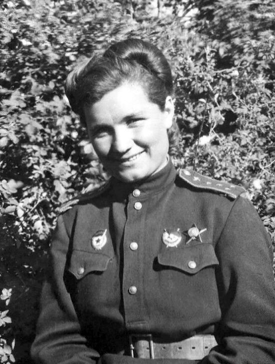 Очаровательные улыбки женщин-военнослужащих Красной армии