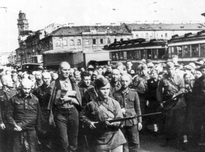 Нацисты сдаются в плен