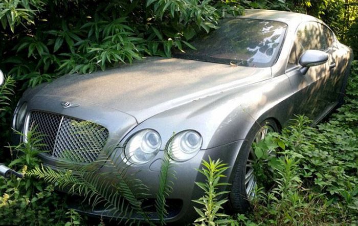 В Китае обнаружили свалку дорогих машин с автомобилями Bentley, Mercedes-Benz и Land Rover