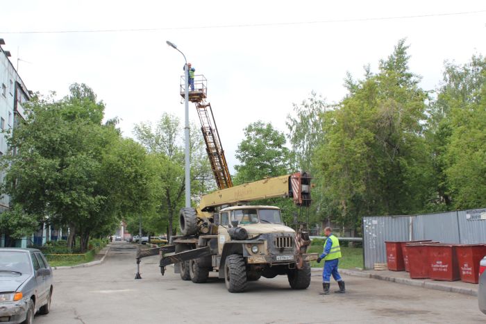 Для спасения котенка в Челябинске демонтировали фонарный столб