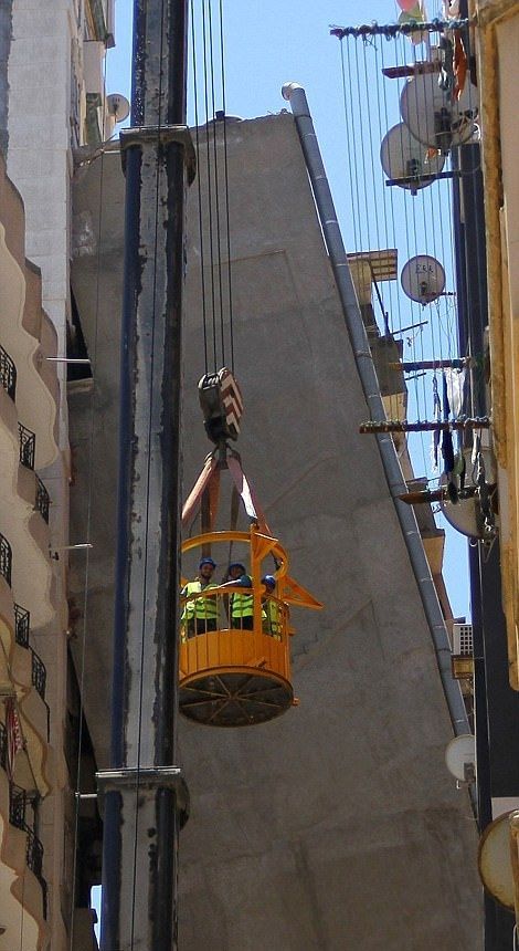 Упавшая многоэтажка уперлась в соседний дом