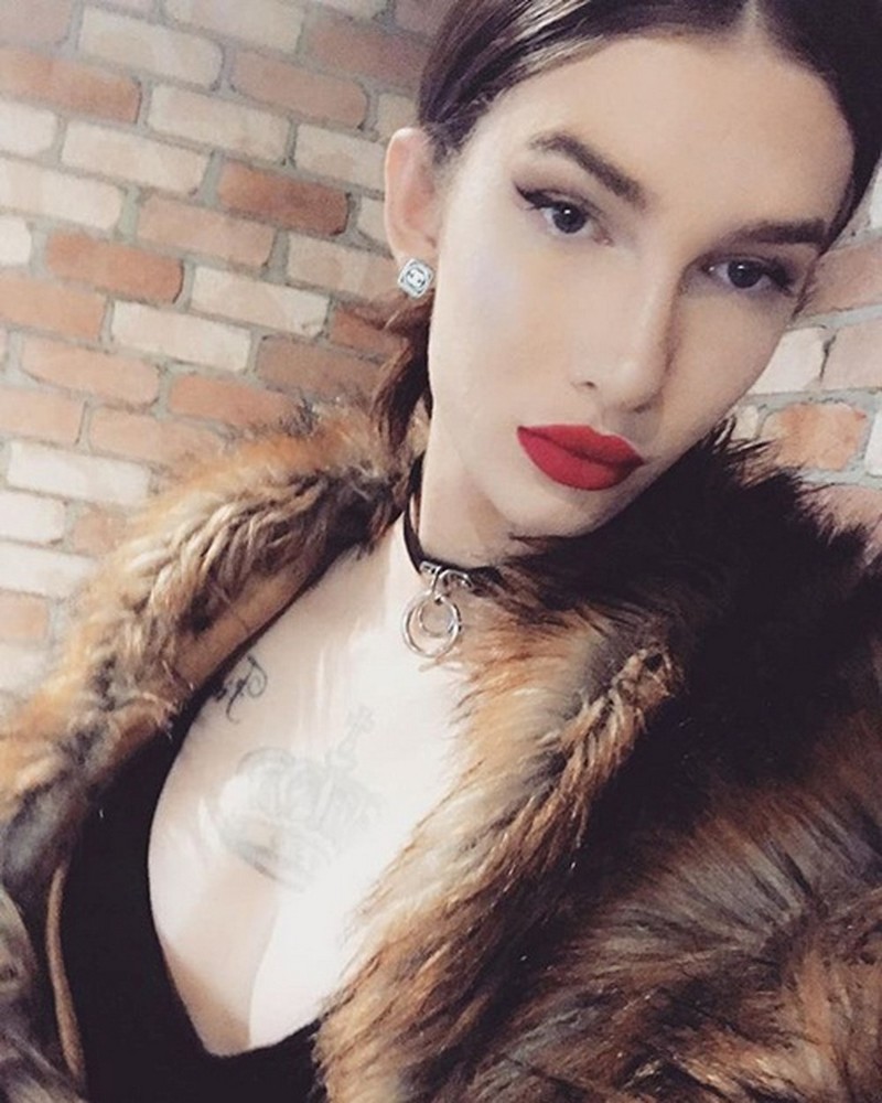 Трансгендер удалила пупок, чтобы походить на куклу Bratz Трансгендер удалила пупок, чтобы походить на куклу Bratz