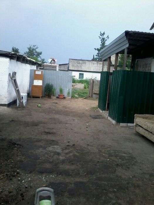В Казахстане неизвестные меценаты купили дом многодетной семье погорельцев В Казахстане неизвестные меценаты купили дом многодетной семье погорельцев