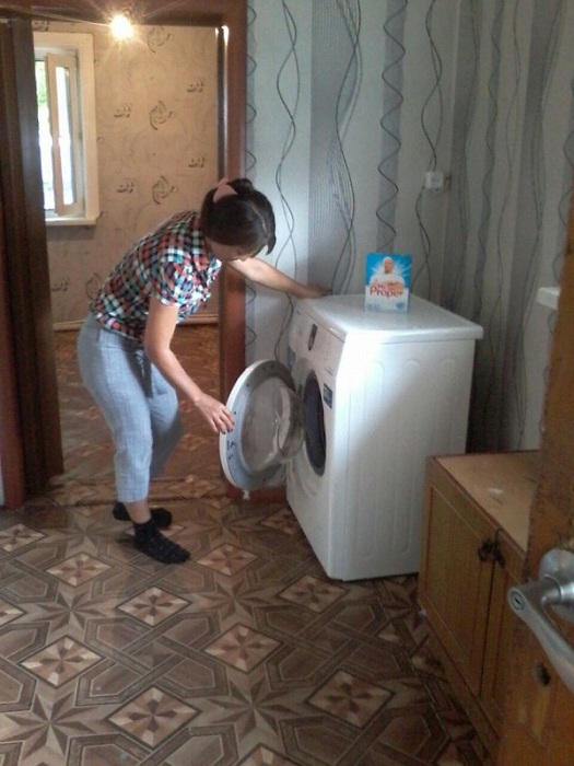 В Казахстане неизвестные меценаты купили дом многодетной семье погорельцев В Казахстане неизвестные меценаты купили дом многодетной семье погорельцев