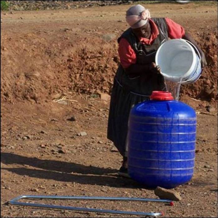 Эта простая бочка-колесо помогает решить кризис водных ресурсов Эта простая бочка-колесо помогает решить кризис водных ресурсов