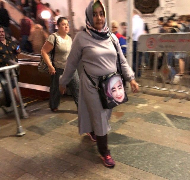 Модники и модницы в метро