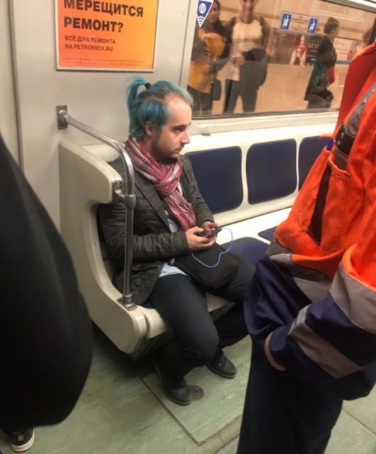 Модники и модницы в метро