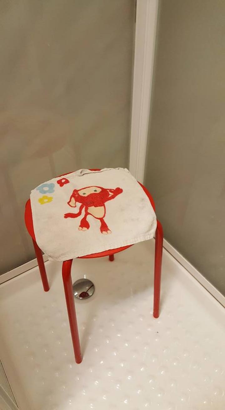 Яички этого мужчины застряли в стуле из IKEA и он написал им об этом в смешном сообщении Яички этого мужчины застряли в стуле из IKEA и он написал им об этом в смешном сообщении