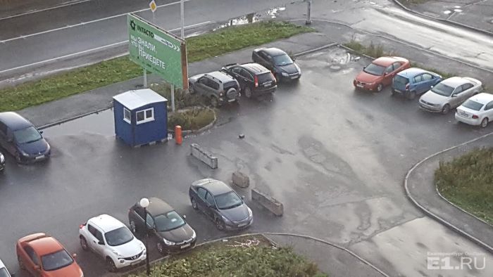 В Екатеринбурге неизвестные пытаются сделать из бесплатной парковки платную