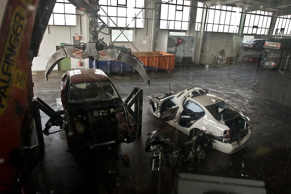 Утилизация автомобилей BMW (17 фото)