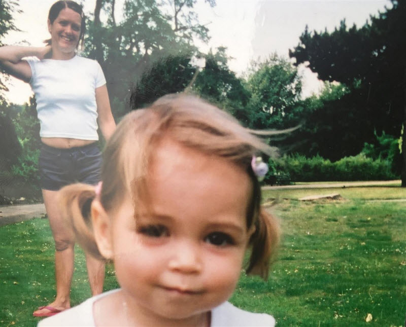 Мать выпрыгнула с 7-го этажа с 3-летней дочерью в руках, а спустя 15 лет дочь повторила ее поступок Мать выпрыгнула с 7-го этажа с 3-летней дочерью в руках, а спустя 15 лет дочь повторила ее поступок