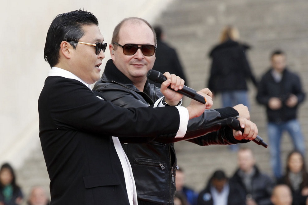 Автор «Gangnam Style» устроил флешмоб в Париже
