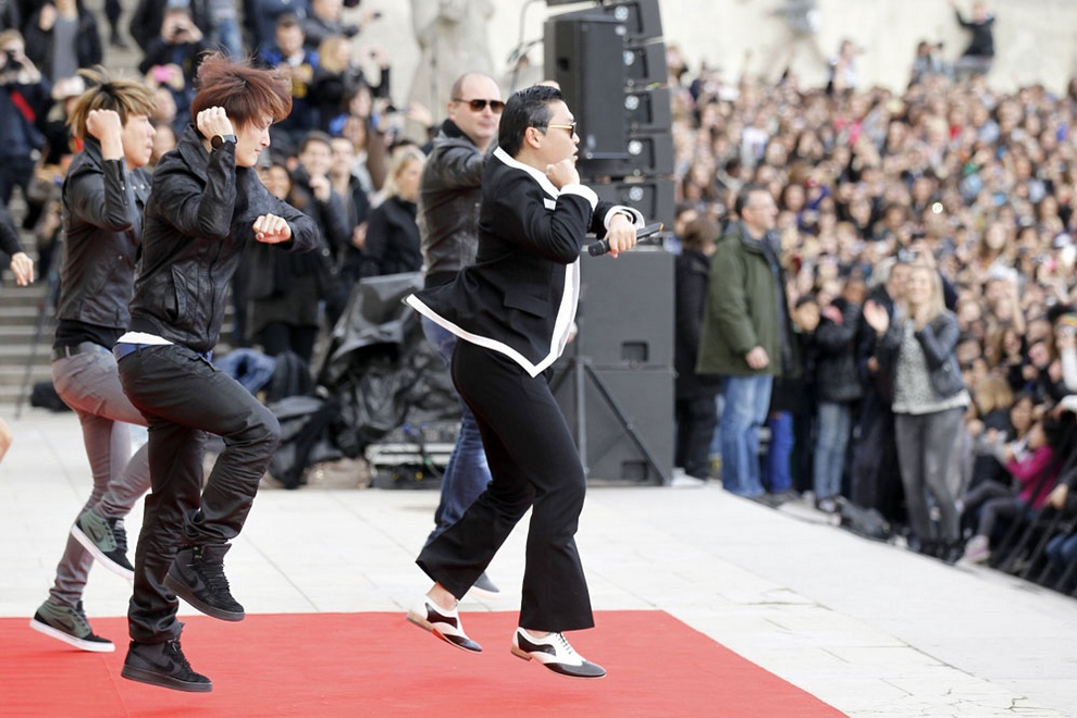 Автор «Gangnam Style» устроил флешмоб в Париже