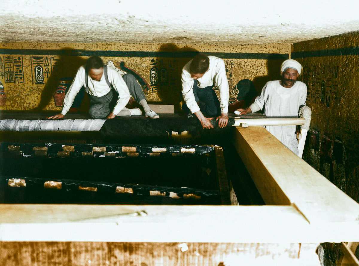 Кадры вскрытия гробницы Тутанхамона в 1922 году Кадры вскрытия гробницы Тутанхамона в 1922 году