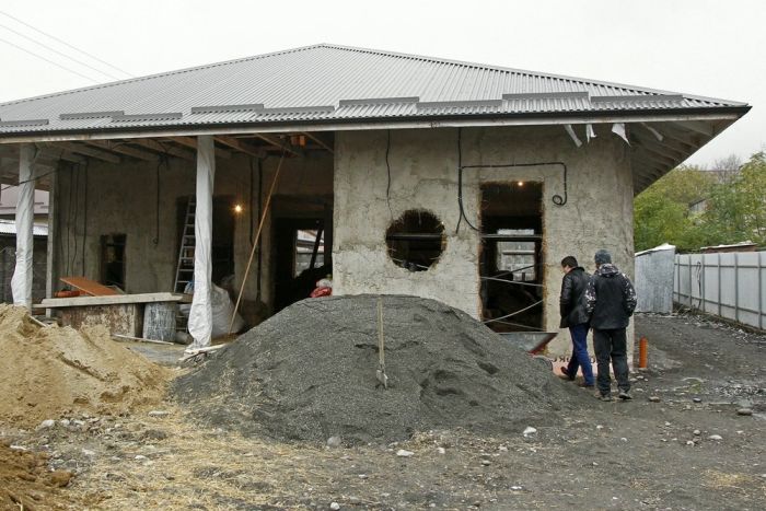 Во Владикавказе бизнесмен строит дом из соломы Во Владикавказе бизнесмен строит дом из соломы