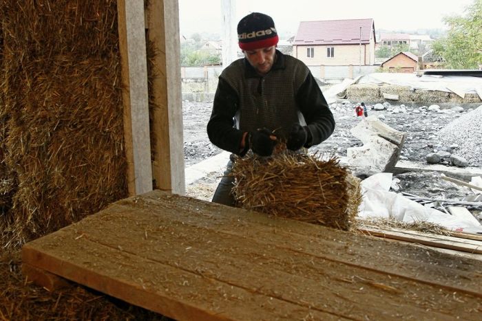 Во Владикавказе бизнесмен строит дом из соломы Во Владикавказе бизнесмен строит дом из соломы