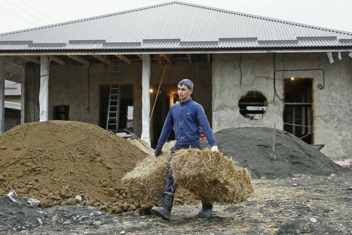 Во Владикавказе бизнесмен строит дом из соломы Во Владикавказе бизнесмен строит дом из соломы