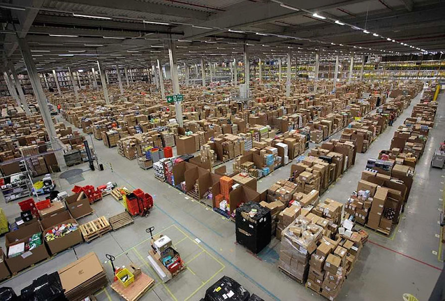 Внутри склада Amazon Внутри склада Amazon