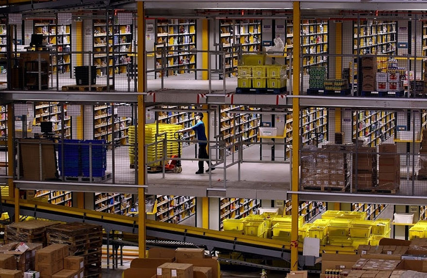 Внутри склада Amazon Внутри склада Amazon