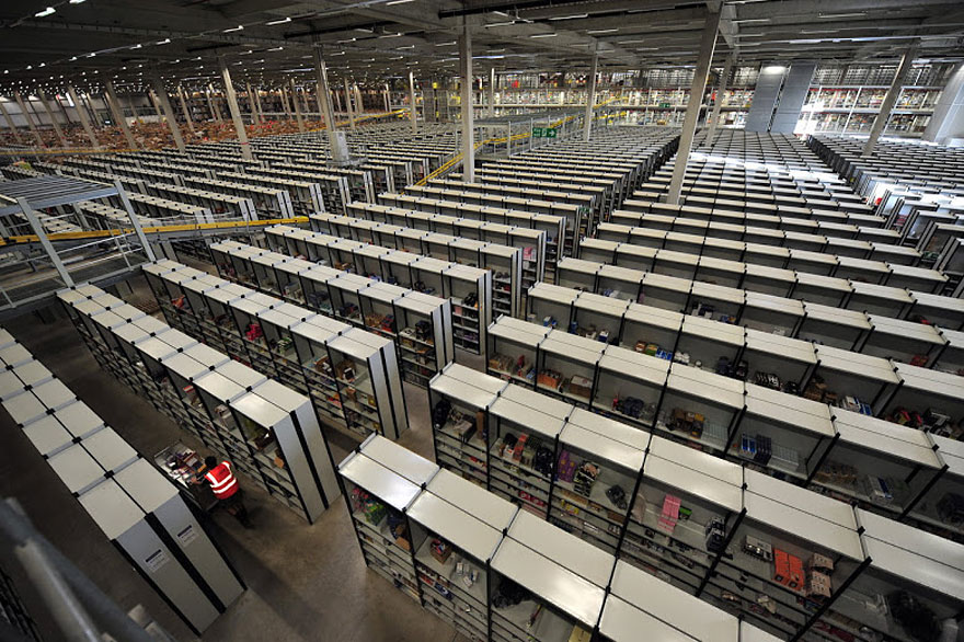 Внутри склада Amazon Внутри склада Amazon