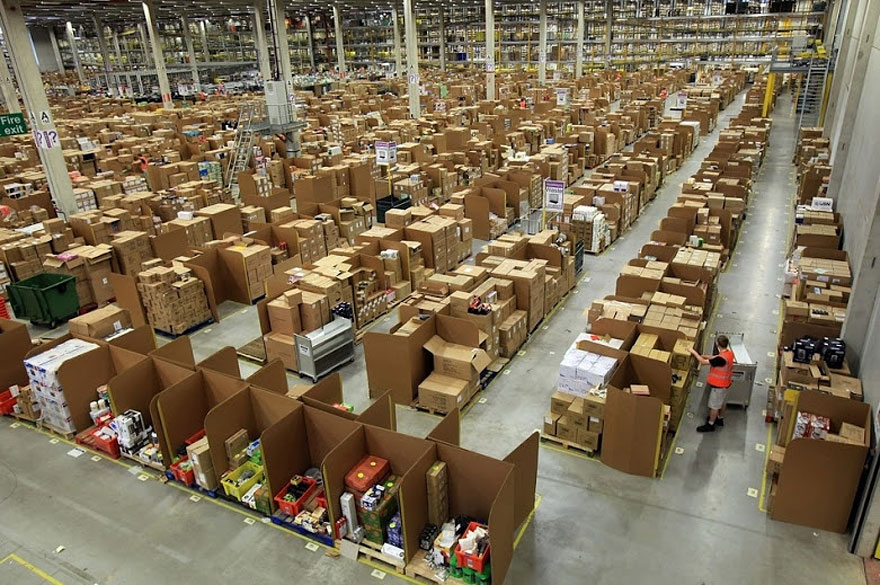 Внутри склада Amazon Внутри склада Amazon