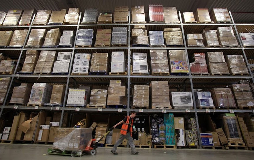 Внутри склада Amazon Внутри склада Amazon