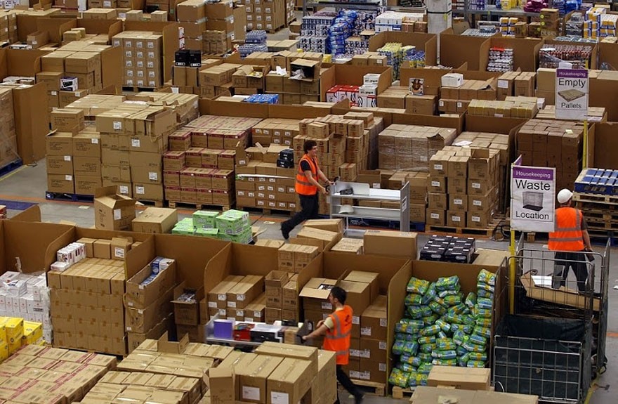 Внутри склада Amazon Внутри склада Amazon