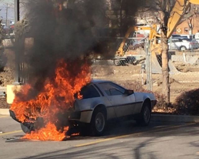 Эксклюзивный спорткар Delorean DMC-12 сгорел из-за отсутствия огнетушителя