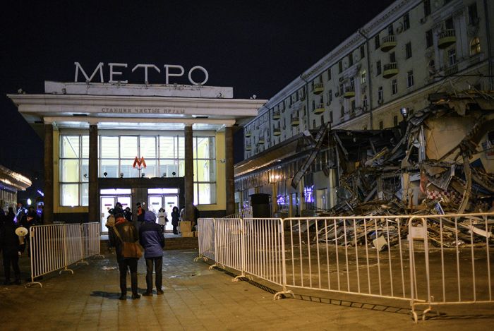 В Москве начался снос ларьков, признанных «опасным самостроем» В Москве начался снос ларьков, признанных «опасным самостроем»