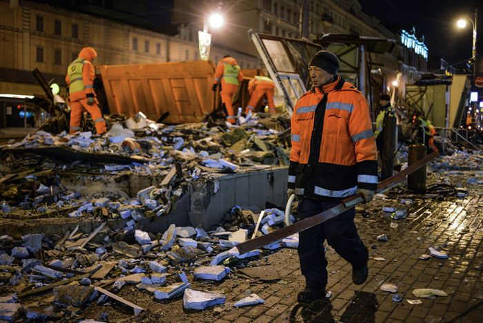 В Москве начался снос ларьков, признанных «опасным самостроем» В Москве начался снос ларьков, признанных «опасным самостроем»